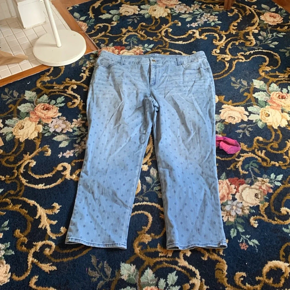Chicos so slimming girlfriend slim leg crop- plus size. Worn a lot but‎ no flaws